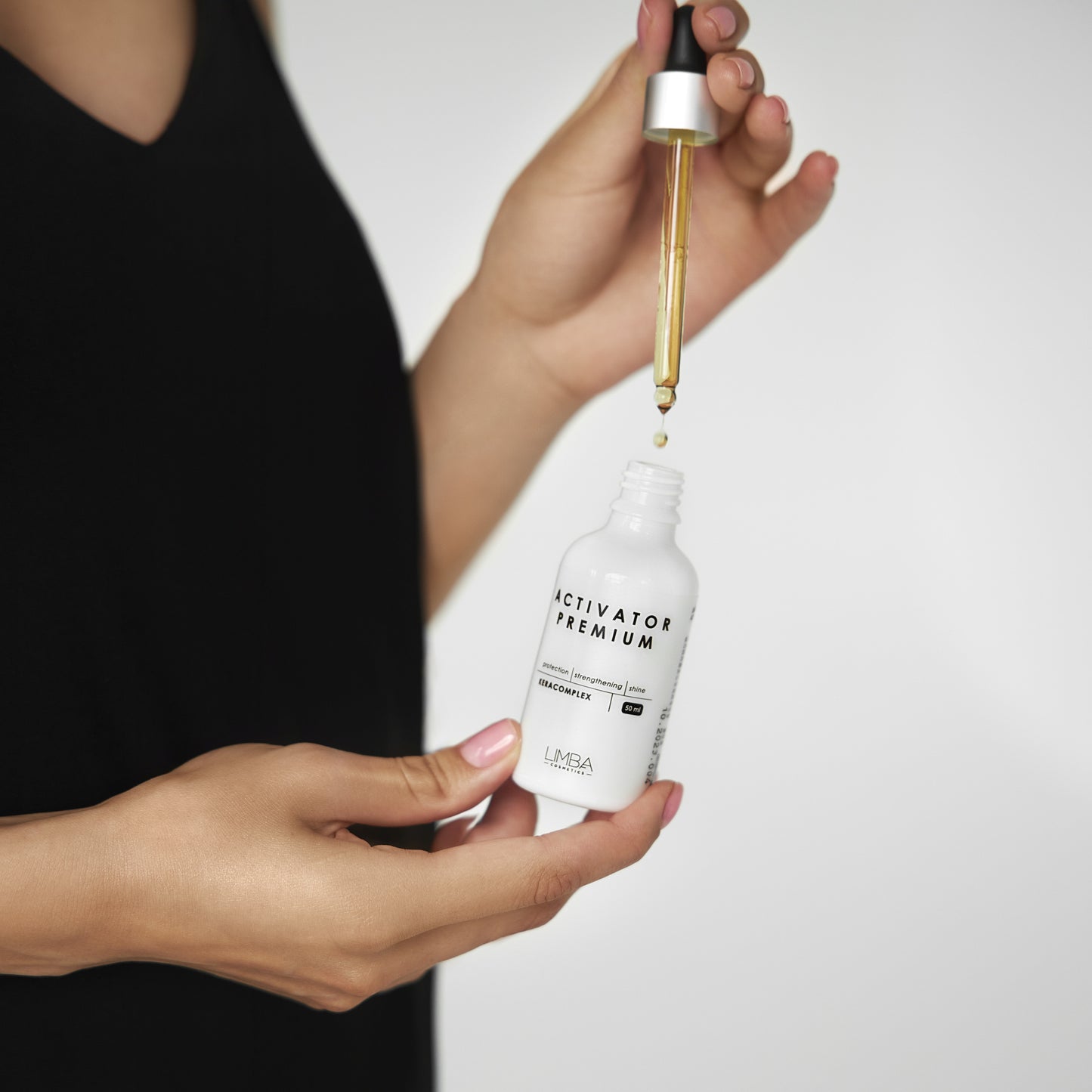 Modella con Activator Keracomplex Limba - Trattamento rinforzante per capelli più forti ed elastici