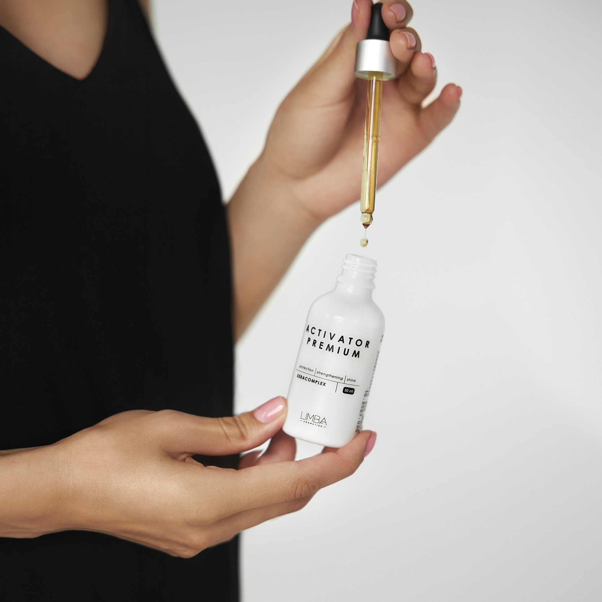 Modella con Activator Keracomplex Limba - Trattamento rinforzante per capelli più forti ed elastici