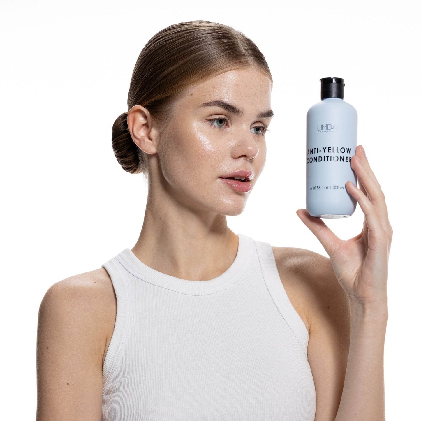Modella bionda con Balsamo Neutralizzante Toni Gialli Limba Cosmetics - Per capelli decolorati senza riflessi gialli