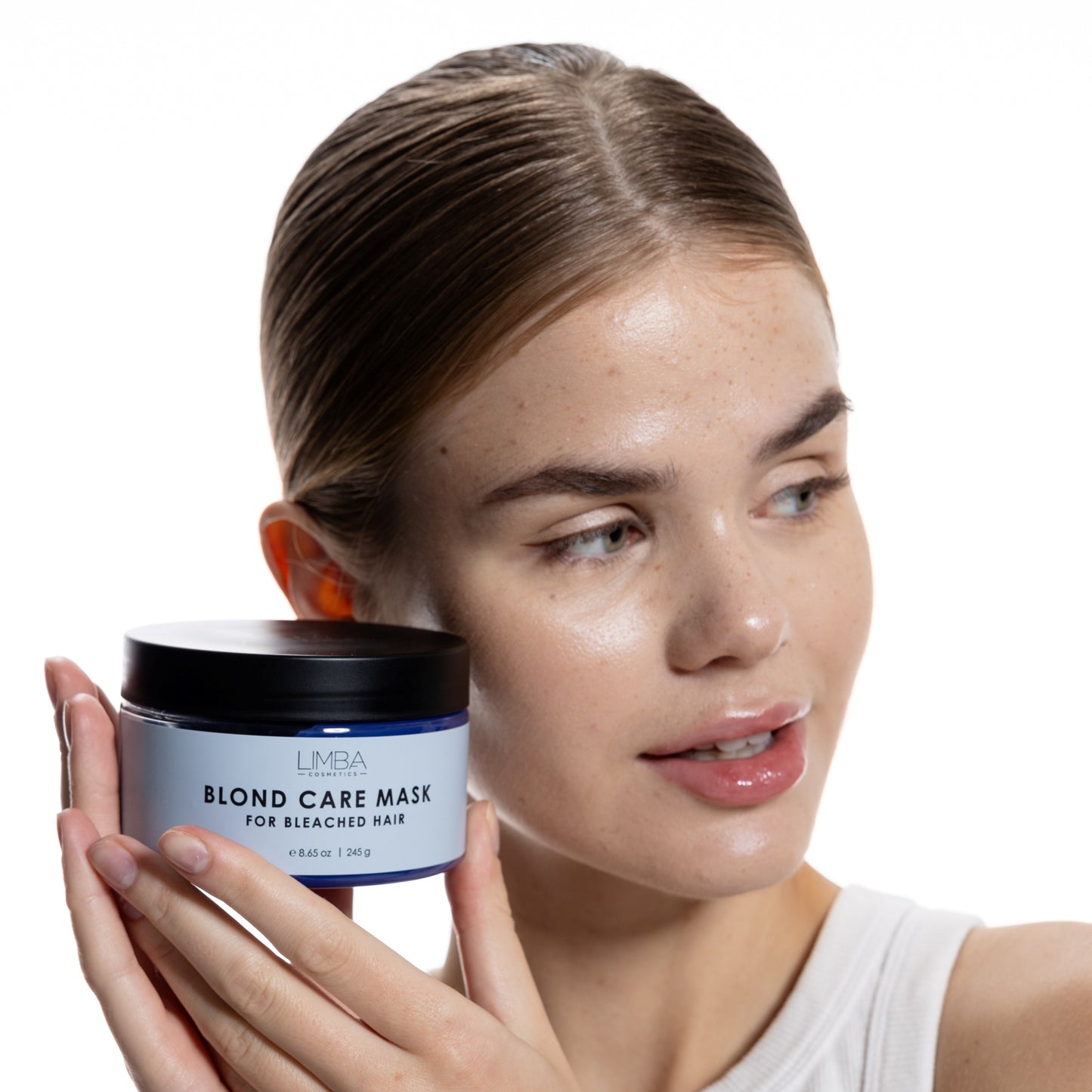 Maschera Biondo Perfetto Limba Cosmetics - Modella con prodotto per capelli decolorati