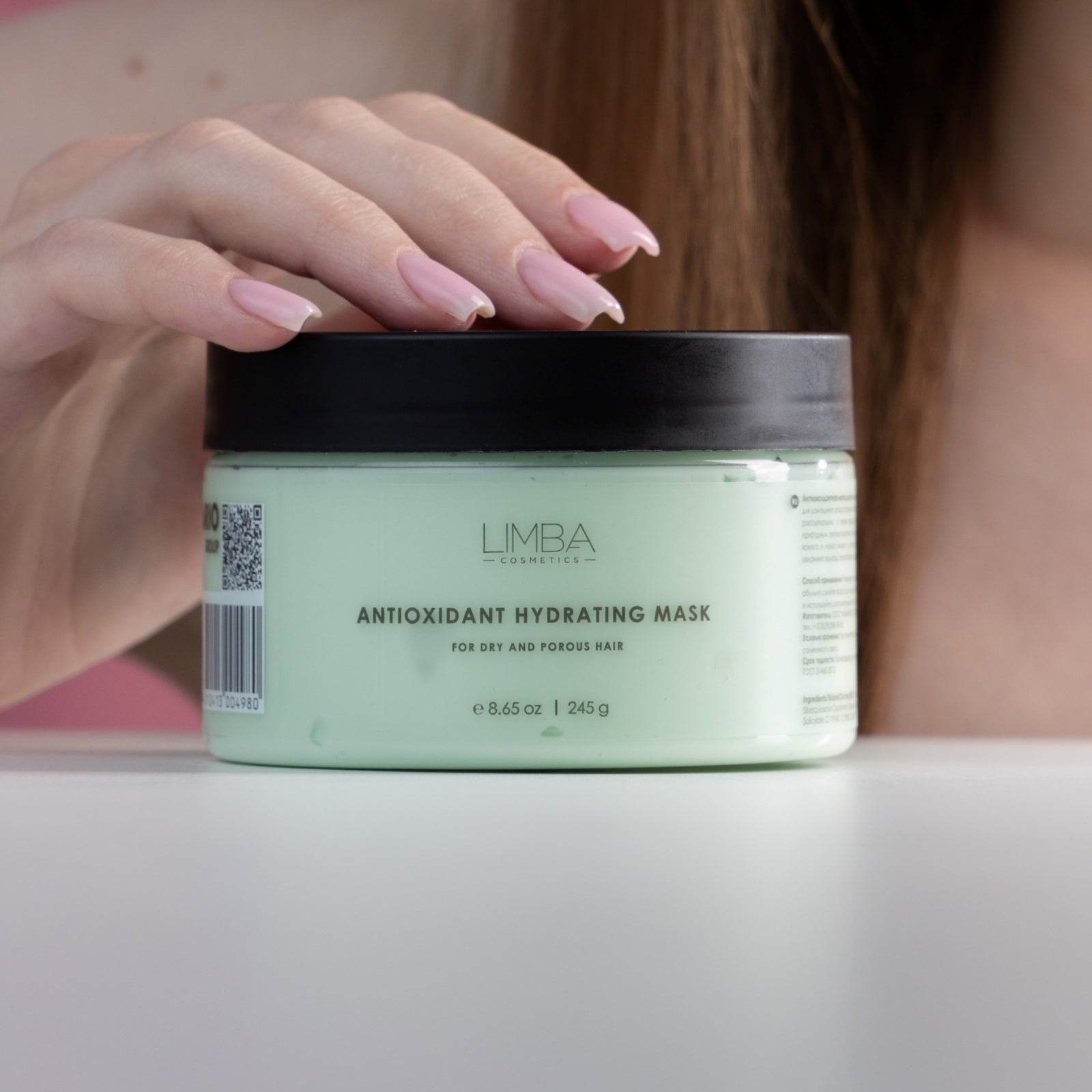 Acquista Maschera Detox Antiossidante Limba Cosmetics - Modella con capelli porosi e asciutti