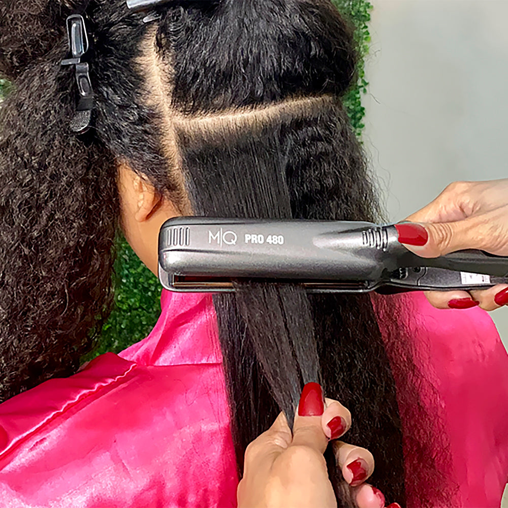 MQ PRO 480 utilizzata sui capelli durante un trattamento lisciante professionale