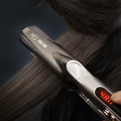 MQ PRO 480 utilizzata sui capelli durante un trattamento lisciante professionale