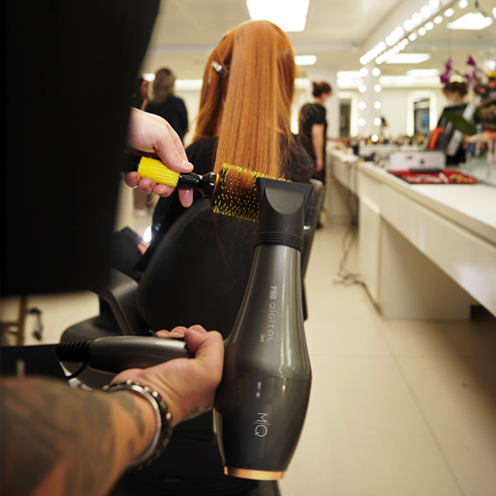 Parrucchiere utilizza il phon professionale MQ PRO Digital Ion durante lo styling